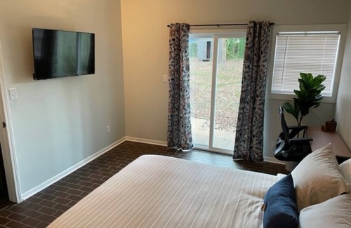 Charlotte House | Cozy remodeled 2-Bedroom close to everythingnn
