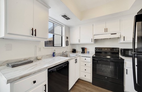Stockton House | Cozy Remodeled Home close to main freeways and marina!