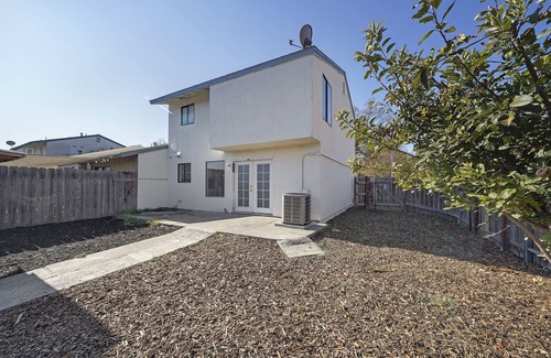 Stockton House | Cozy Remodeled Home close to main freeways and marina!