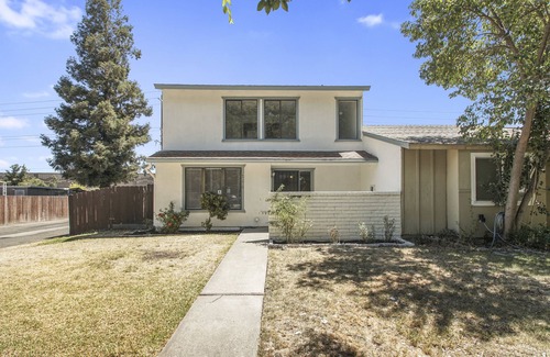 Stockton House | Cozy Remodeled Home close to main freeways and marina!