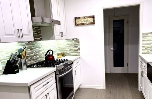 Reseda House | cozy remodeled house with 3 bedrooms &HUGE yard