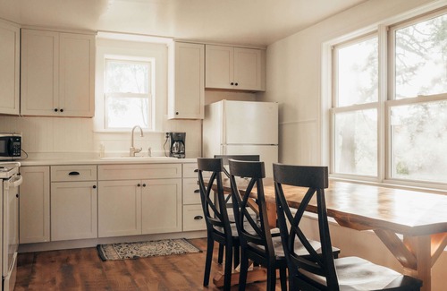 New London House | Cozy remodeled modern farmhouse for up to 10, with secondary room for up to 30