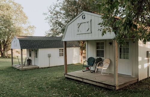 New London House | Cozy remodeled modern farmhouse for up to 10, with secondary room for up to 30