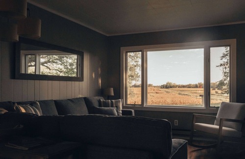 New London House | Cozy remodeled modern farmhouse for up to 10, with secondary room for up to 30