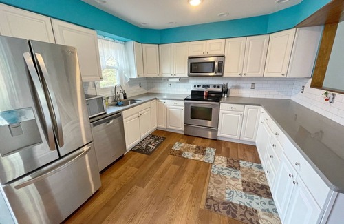 Coloma House | Cozy remodeled raised ranch located near beaches and wineries