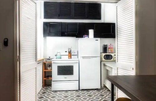 Albany Apartment | Cozy Remote Workplace