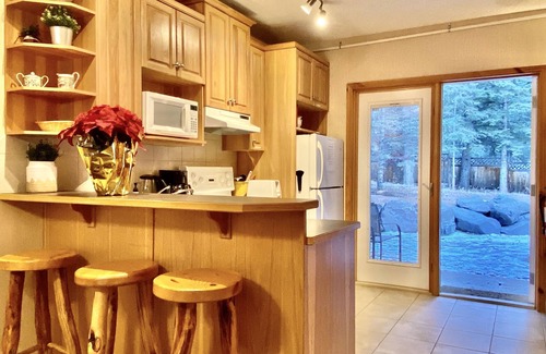 Harvie Heights House | Cozy renovated 2BR 2BA TownHouse with Mountain View