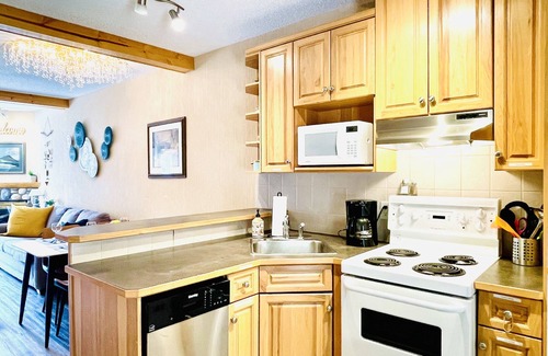 Harvie Heights House | Cozy renovated 2BR 2BA TownHouse with Mountain View