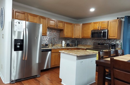 Corbin House | Cozy Renovated 4 Br 2 Bath Split Foyer House