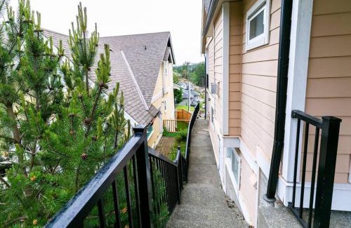 Langford House | Cozy Renovated Oasis W Private Terrace & Parking