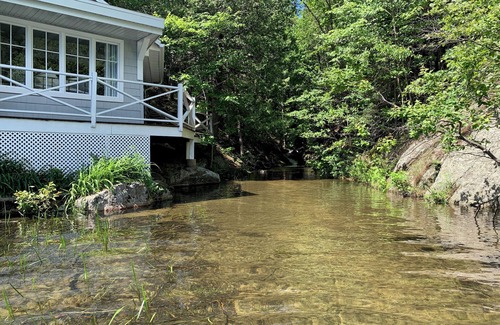 Labelle Ski Chalet | Cozy, renovated rustic cottage on the shore of beautiful navigable laken