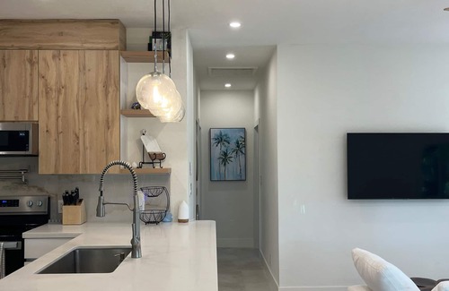 Hallandale Beach House | Cozy Renovated 2BR 1 Mile from Beach