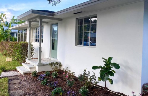 Woodford Park House | Cozy Renovated Vintage Modern House Downtown!