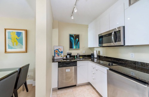 East Fort Lauderdale Condo | Cozy Resort Condo w/Amazing Intracoastal Views - 10 minute Walk to the Beach!