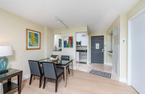 East Fort Lauderdale Condo | Cozy Resort Condo w/Amazing Intracoastal Views - 10 minute Walk to the Beach!
