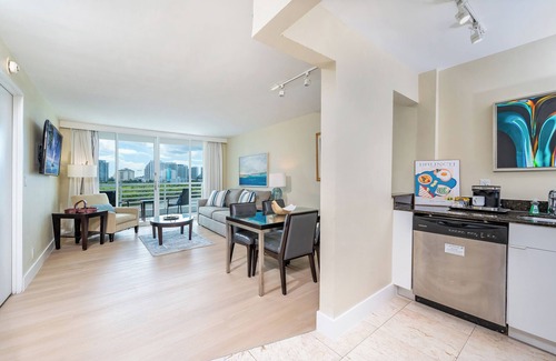East Fort Lauderdale Condo | Cozy Resort Condo w/Amazing Intracoastal Views - 10 minute Walk to the Beach!