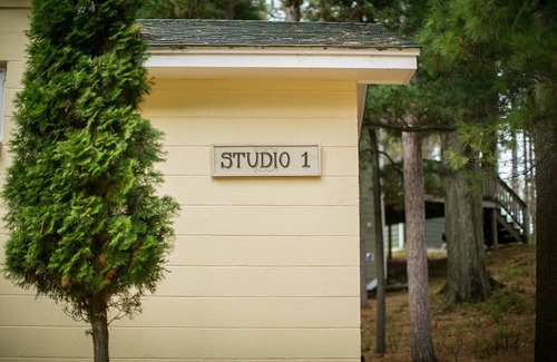 Arcadia House | Cozy Resort Cottage, 1 Minute Walk to Private Beach, Dock