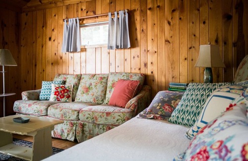 Arcadia House | Cozy Resort Cottage, 1 Minute Walk to Private Beach, Dock