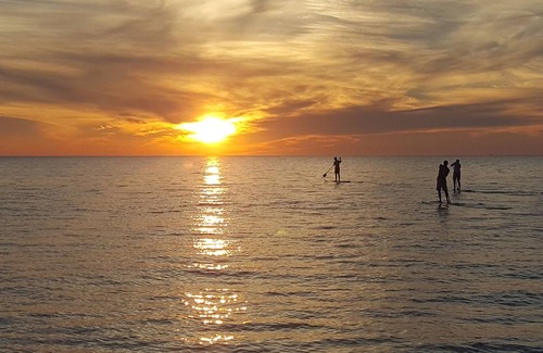 Arcadia House | Cozy Resort Cottage, 1 Minute Walk to Private Beach, Dock