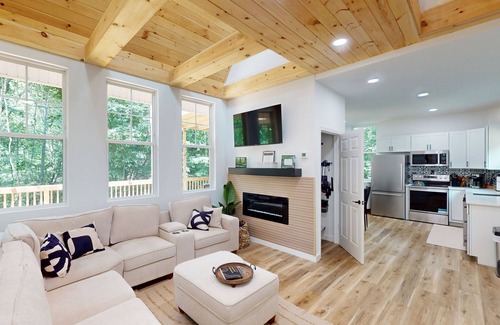 Windsor Hills House | Cozy & restful treehouse style home with a gas grill & AC