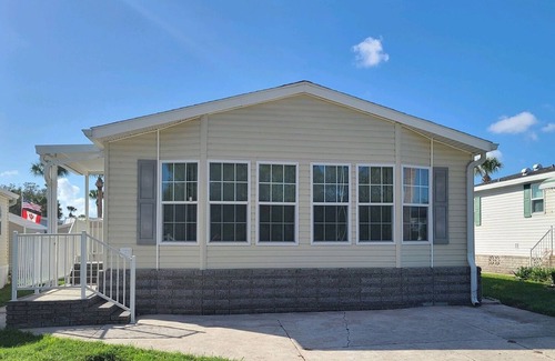 Winter Haven House | Cozy retirement community with golf course