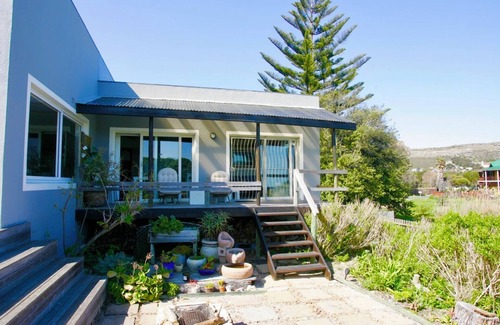 Kommetjie Apartment | Cozy Retreat: 1-Bedroom with stunning sea view down serene green belt."