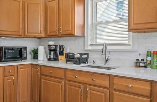 North Bergen Apartment | Cozy Retreat 15Min to NYC, MetLife, Mall + Parking