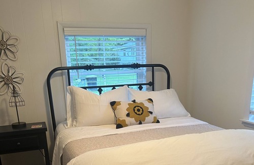 Higgins Lake Cabin | Cozy retreat. 2 blocks from lake. Park, pkl ball, S Higgins Lake St Park