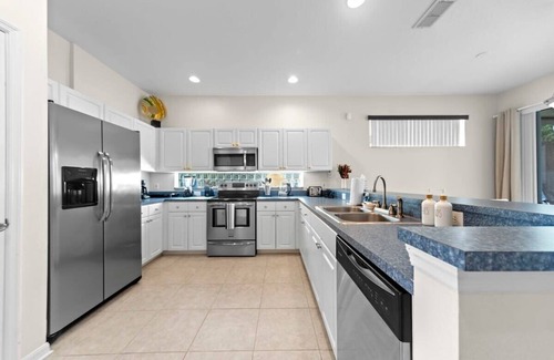 Sunset Lakes House | Cozy Retreat | 4BR House | Lake View | Pool