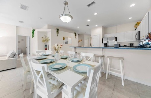 Sunset Lakes House | Cozy Retreat | 4BR House | Lake View | Pool