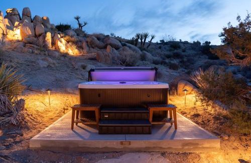 Yucca Valley House | Cozy Retreat Amidst Boulders