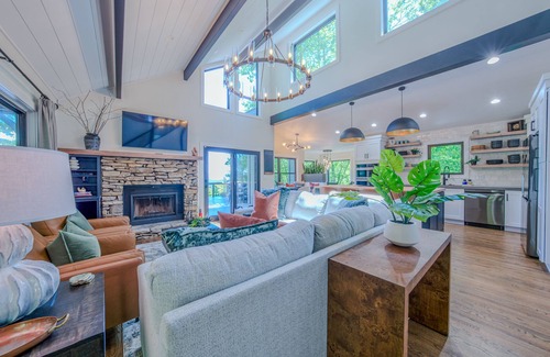 Zirconia House | “Cozy retreat and amazing views!– Your Perfect Getaway!”