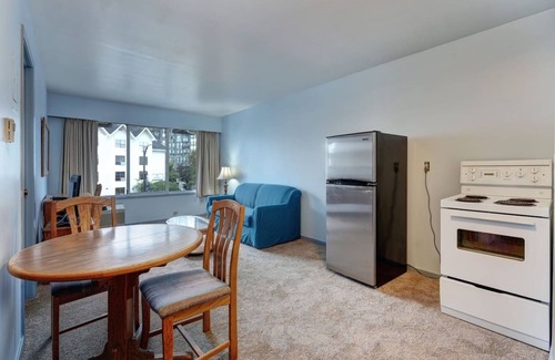 Inner Harbour Apartment | Cozy Retreat Downtown Vic.