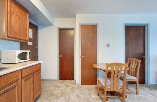 Inner Harbour Apartment | Cozy Retreat Downtown Vic.