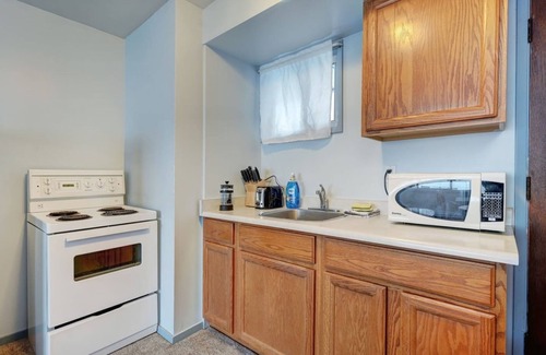 Inner Harbour Apartment | Cozy Retreat Downtown Vic.