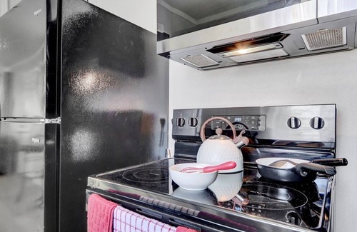 Pine Bluff House | Cozy Retreat: EV Charger, Fire Pit, Large Yard, Outdoor Movie Projector
