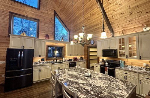 Shenandoah House | Cozy Retreat - Hot tub - Fire Pit - Game Room - 4 King Bedrooms