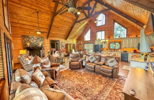 Shenandoah House | Cozy Retreat - Hot tub - Fire Pit - Game Room - 4 King Bedrooms