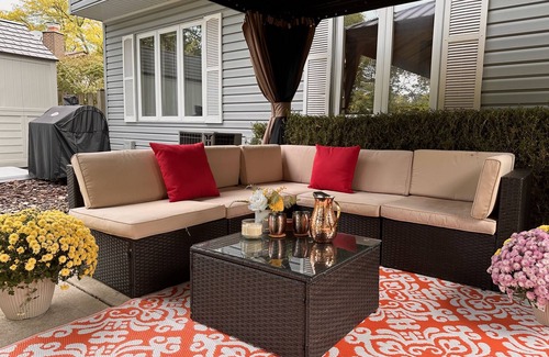 Streamwood House | Cozy retreat in a prime location