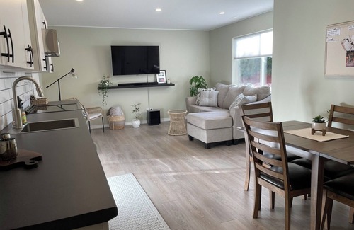 Kamloops House | Cozy retreat in Aberdeen Hills. Close to all amenities. Small dogs welcome.