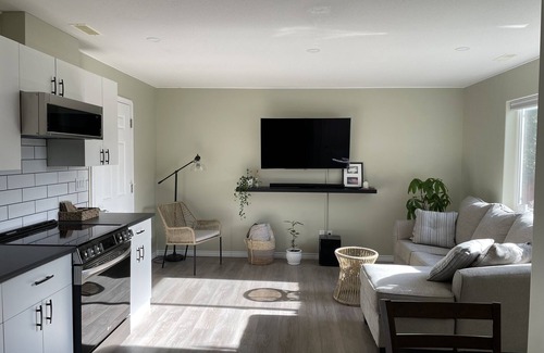 Kamloops House | Cozy retreat in Aberdeen Hills. Close to all amenities. Small dogs welcome.
