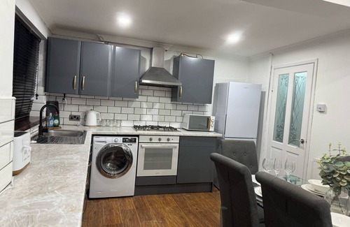 Bridgend House | Cozy Retreat in Bridgend with 3 Bedrooms