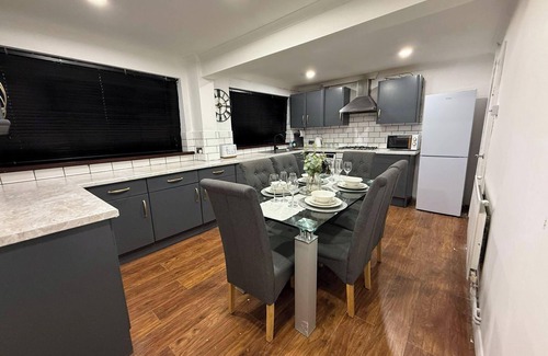 Bridgend House | Cozy Retreat in Bridgend with 3 Bedrooms