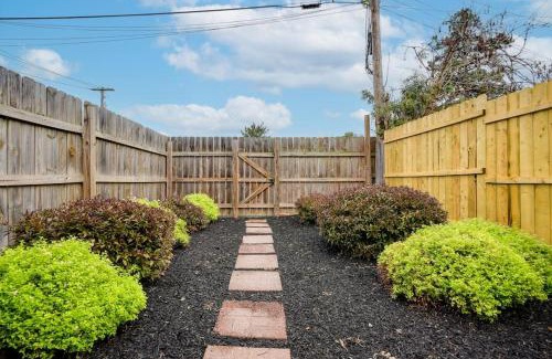 Lancaster Apartment | Cozy Retreat in Downtown Lancaster with Backyard Patio