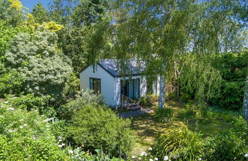 Springlands Cottage | Cozy Retreat in Nature just minutes from Town