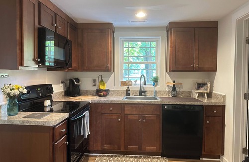 Powhatan House | Cozy retreat just 1 mile from the Fine Creek Brewery & eclectic wedding venue.