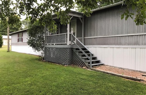 Wolf Creek Cabin | Cozy Retreat Lake of Egypt nScreened-in deck and boat dock.nRENT 3 NIGHTS GET 1n