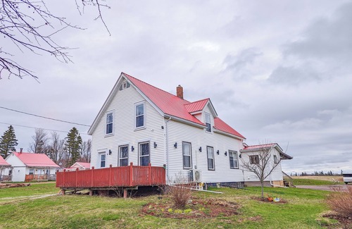 Harrington House | Cozy retreat located near the beautiful Brackley Bay! Pet-Friendly!