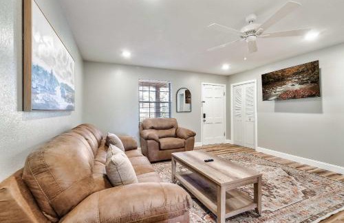 Sevierville House | Cozy Retreat Near Downtown with Hot Tub