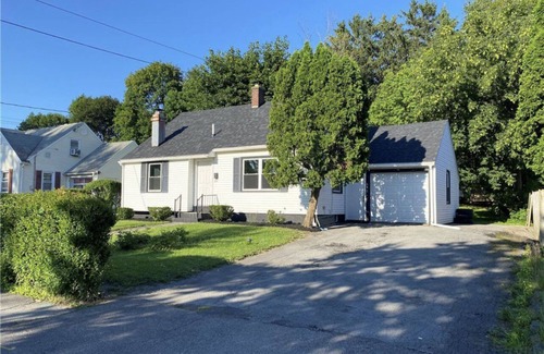 Eastside House | Cozy Retreat Near LeMoyne & Syracuse University